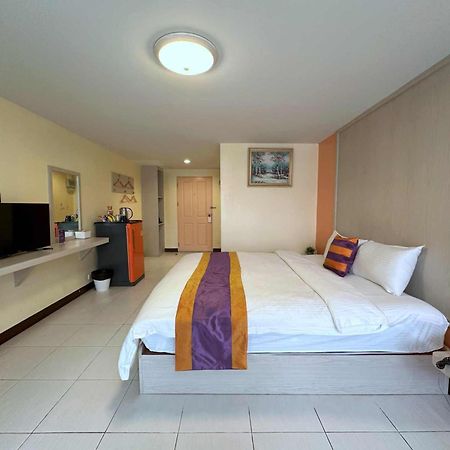 Aryan Suites Hotel Банкок Екстериор снимка