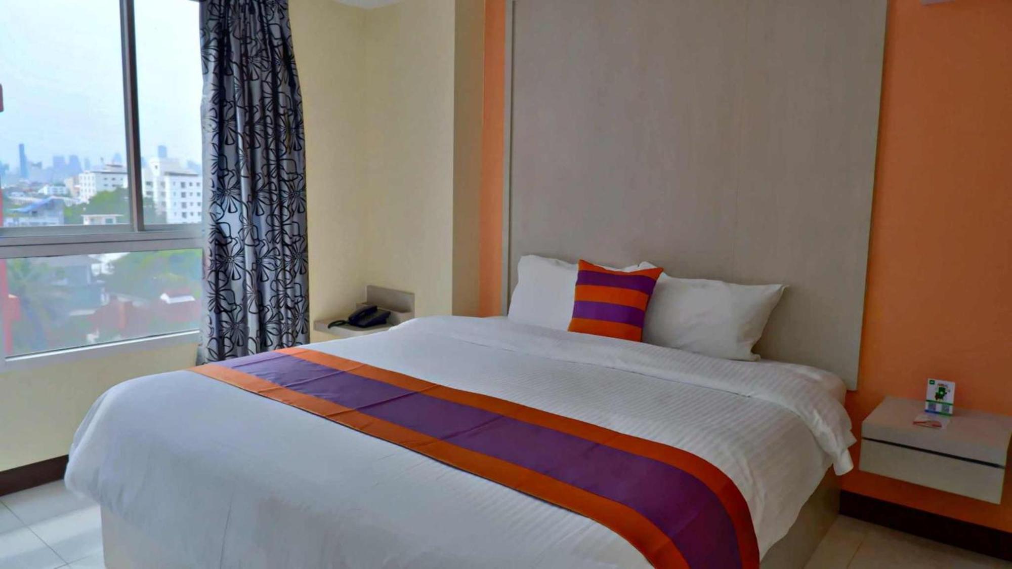 Aryan Suites Hotel Банкок Екстериор снимка