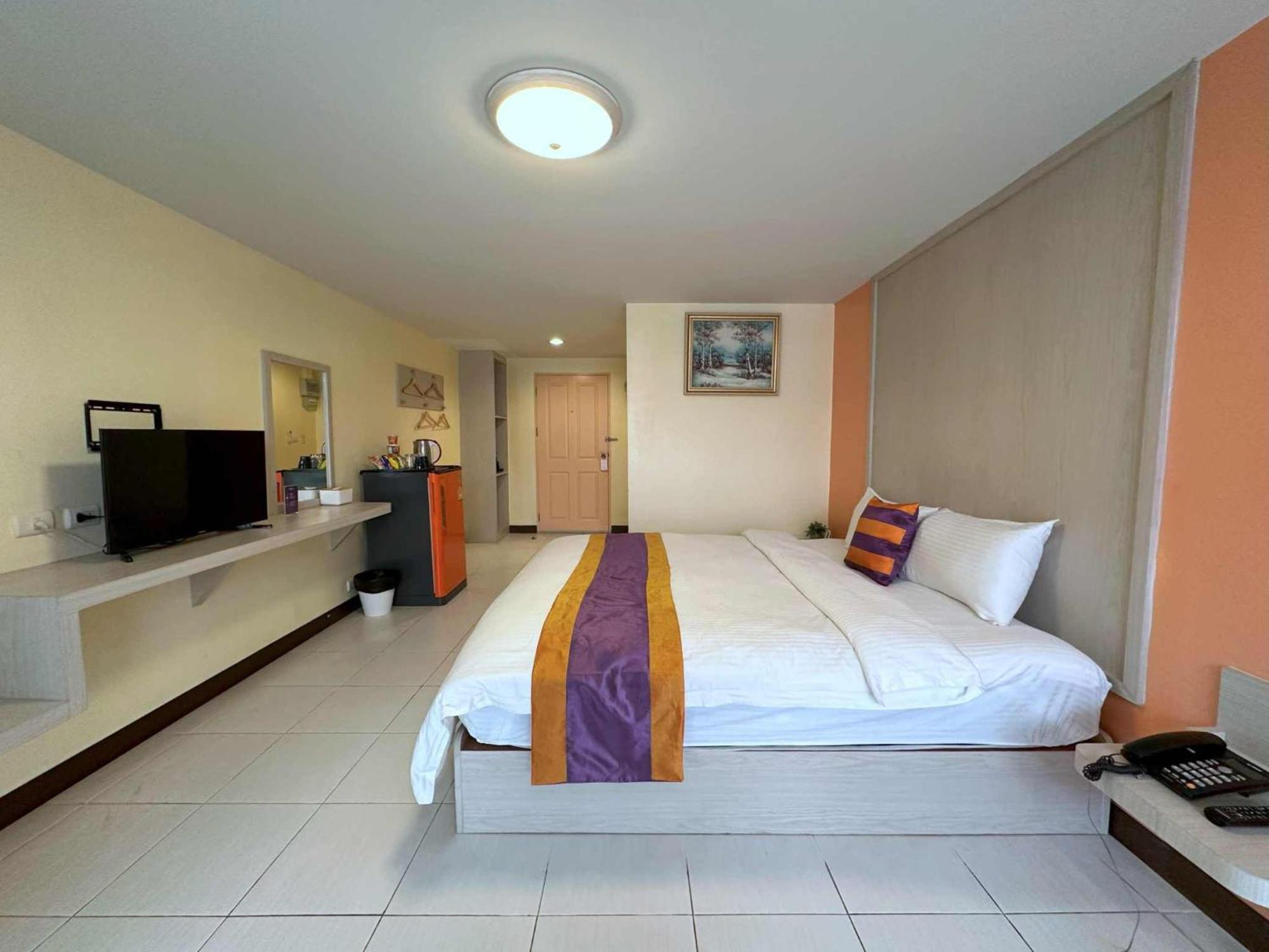 Aryan Suites Hotel Банкок Екстериор снимка