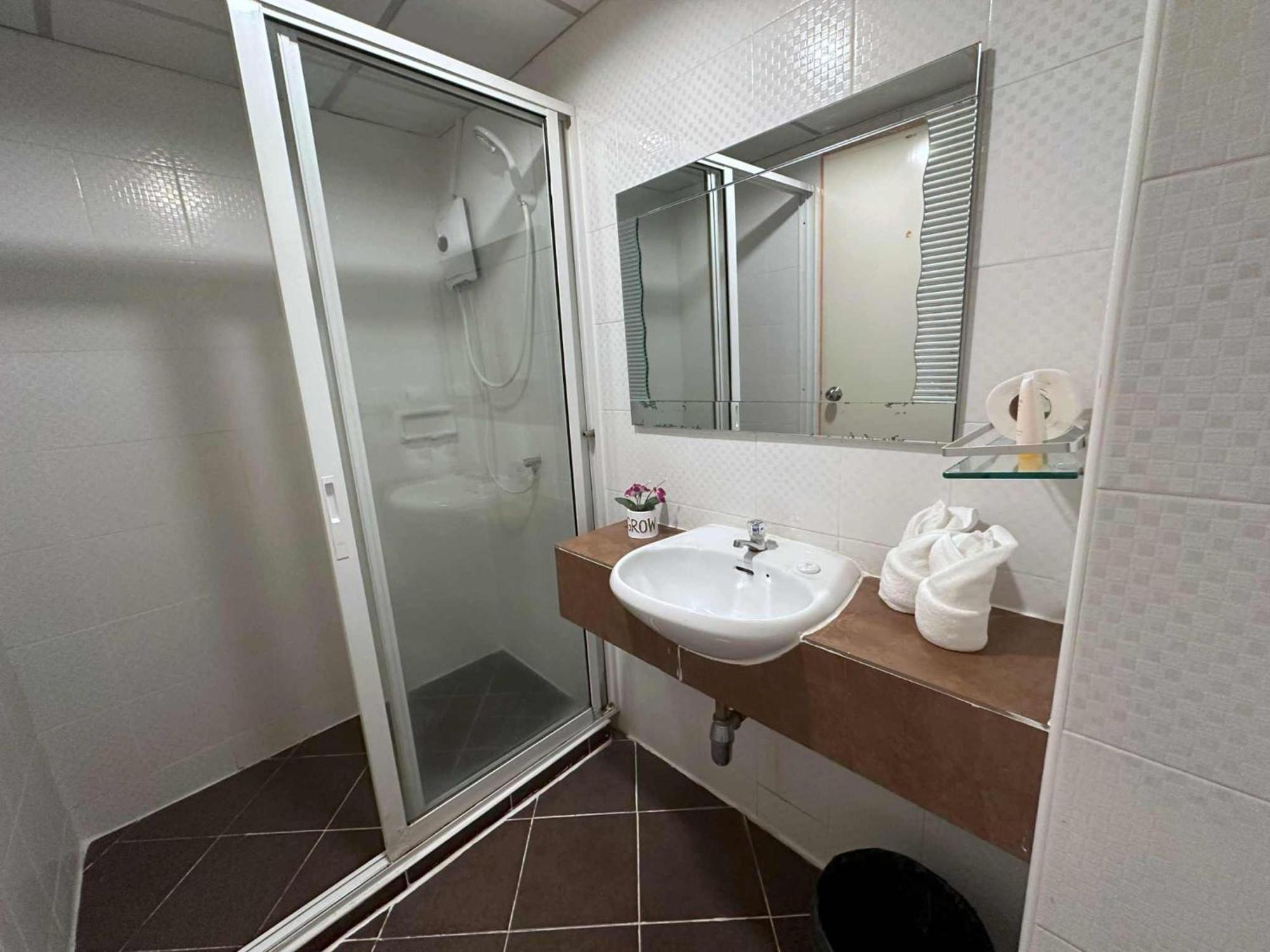 Aryan Suites Hotel Банкок Екстериор снимка