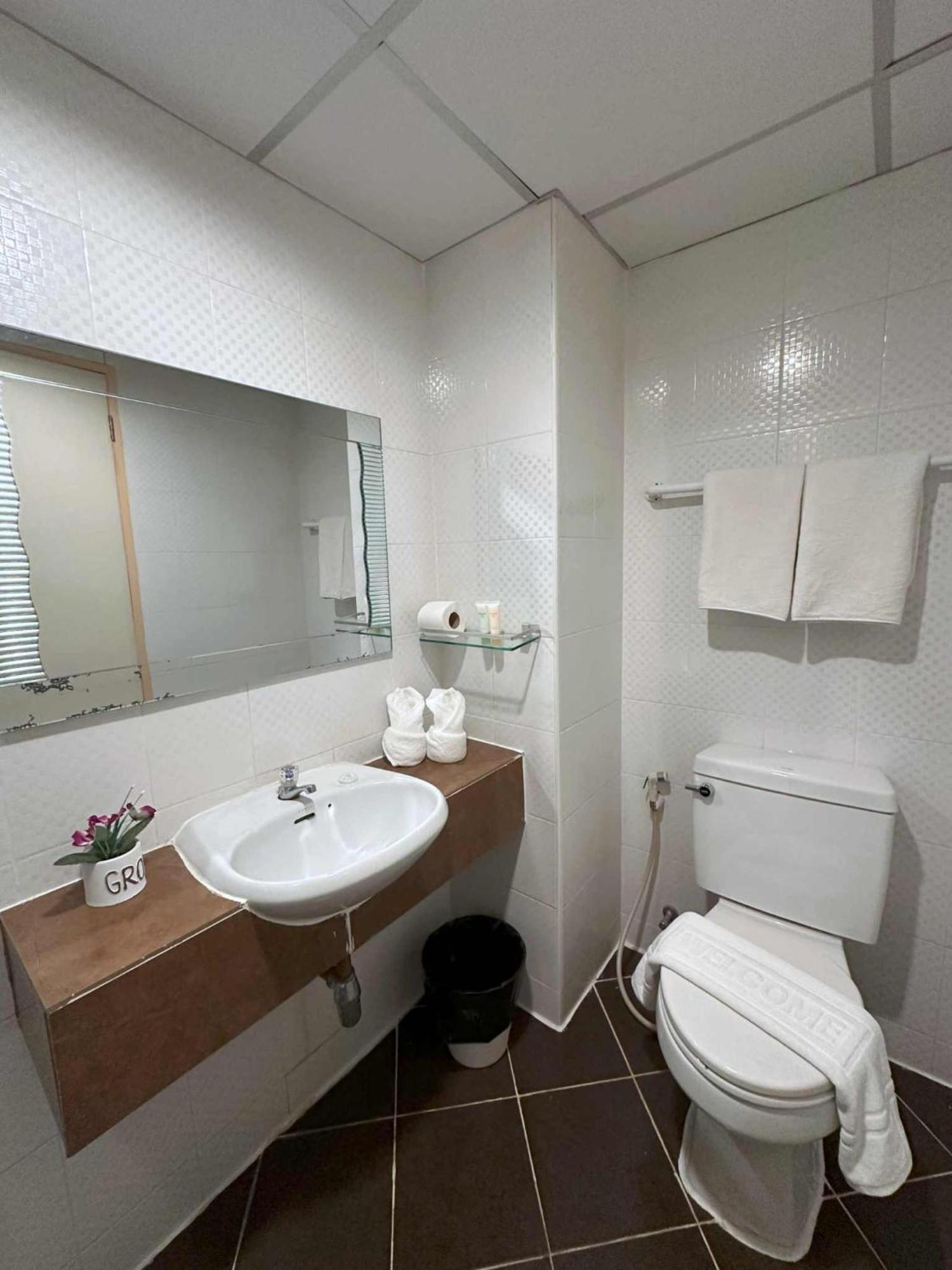 Aryan Suites Hotel Банкок Екстериор снимка