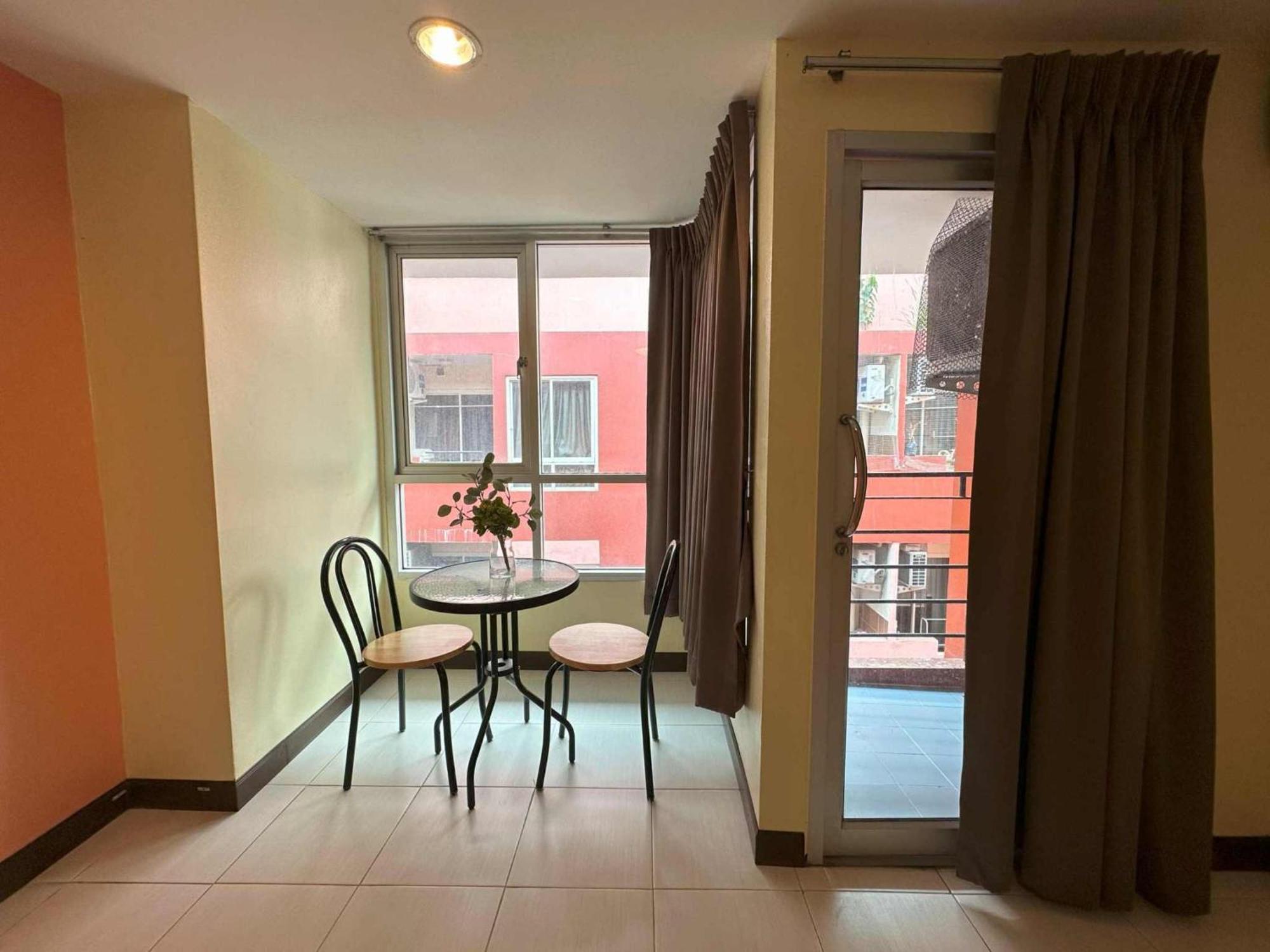 Aryan Suites Hotel Банкок Екстериор снимка
