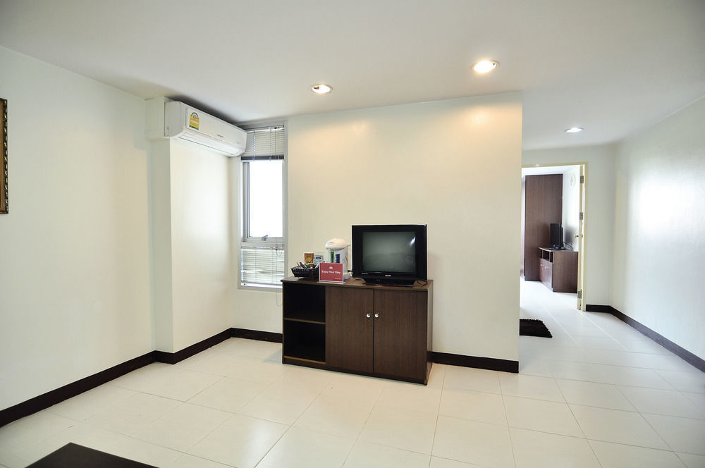 Aryan Suites Hotel Банкок Екстериор снимка