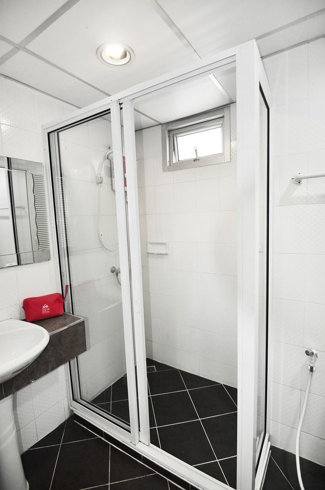 Aryan Suites Hotel Банкок Екстериор снимка